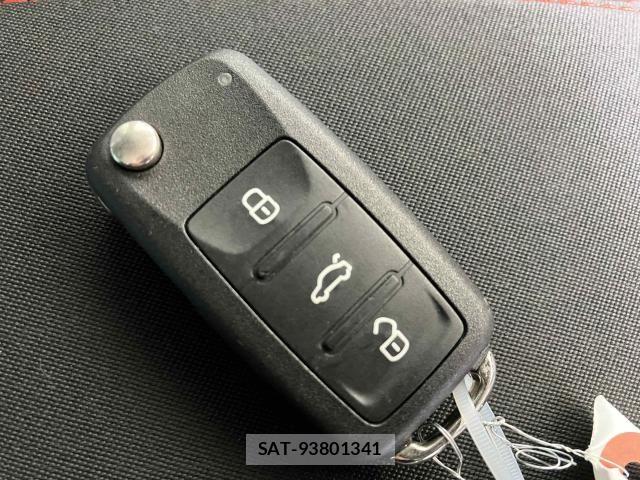 VolksWagen GOLF 2011-12 8369732-21