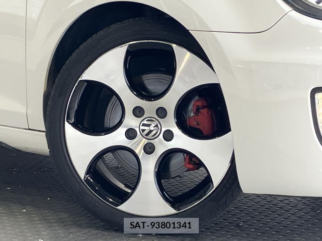 VolksWagen GOLF 2011-12 8369732-3