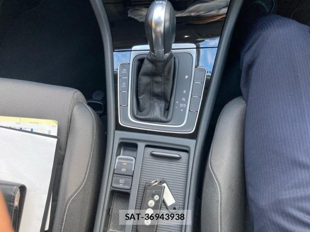 VolksWagen GOLF 2013-08 8415821-25