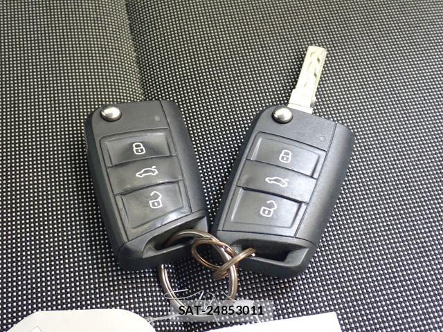 VolksWagen GOLF 2013-08 8746818-23