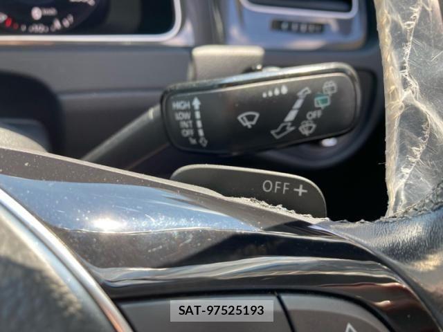 VolksWagen GOLF 2018-10 7458823-24