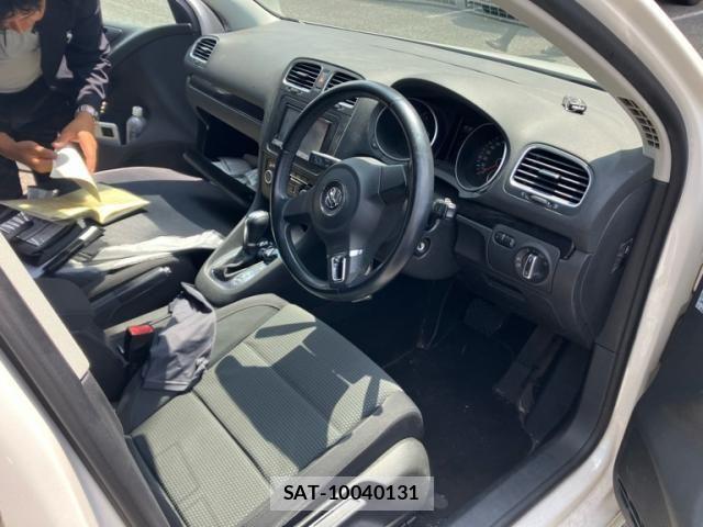VolksWagen GOLF 2011-08 8318068-9