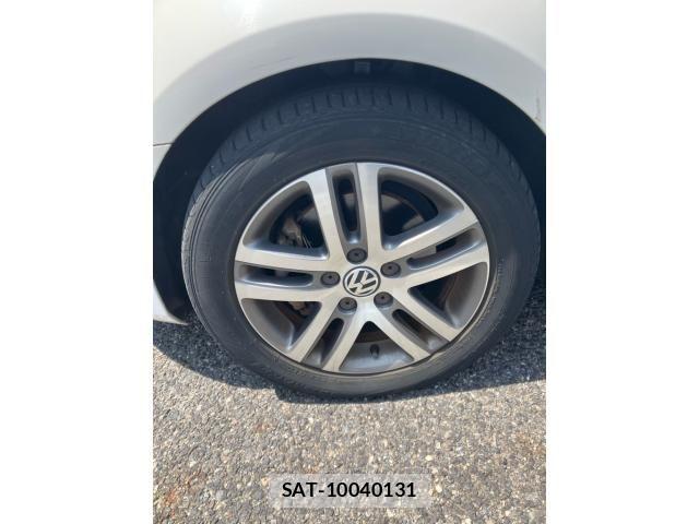 VolksWagen GOLF 2011-08 8318068-6