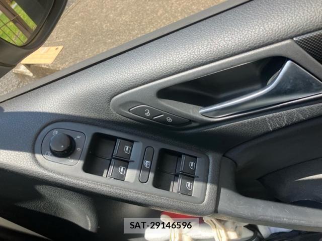 VolksWagen GOLF 2011-09 8318067-16