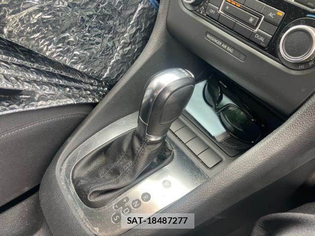 VolksWagen GOLF 2011-09 8415831-15