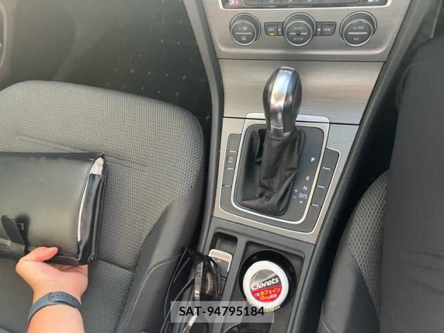 VolksWagen GOLF 2013-10 8528201-21