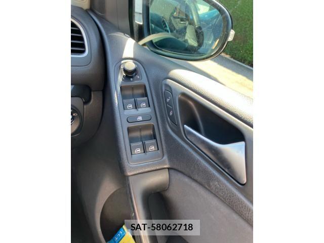 VolksWagen GOLF 2012-09 8884610-21