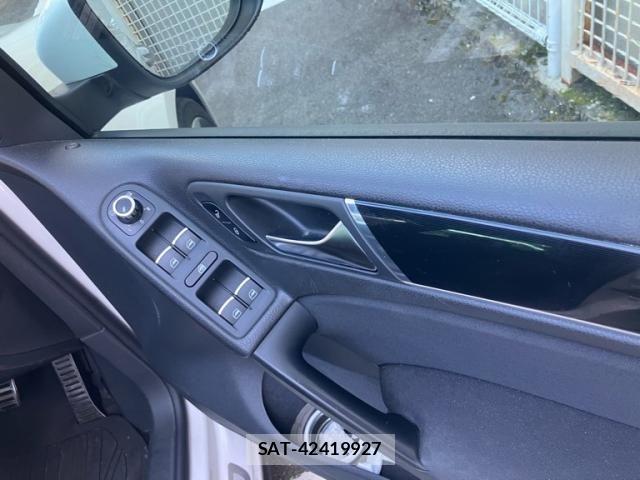 VolksWagen GOLF 2011-12 8884609-12