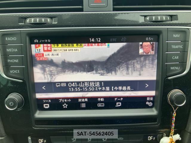 VolksWagen GOLF GTI 2017-03 2402621-22