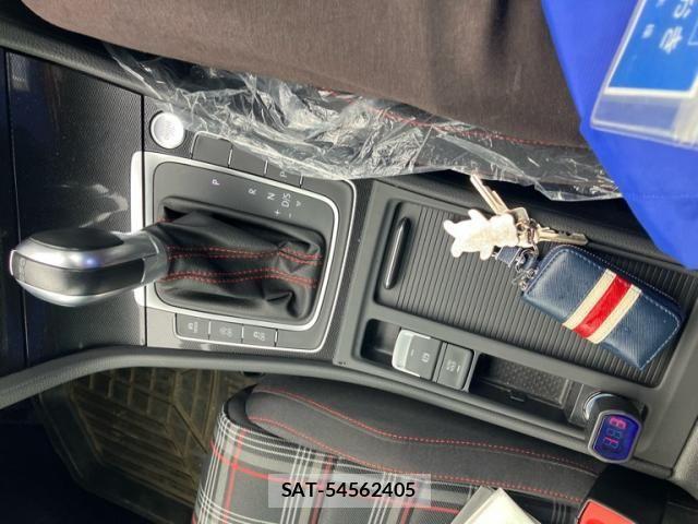VolksWagen GOLF GTI 2017-03 2402621-25