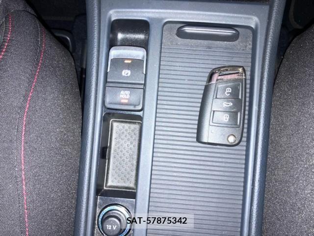 VolksWagen GOLF GTI 2016-02 7621324-21