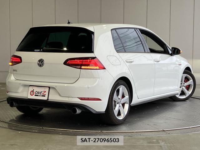 VolksWagen GOLF GTI 2017-08 8232402-1