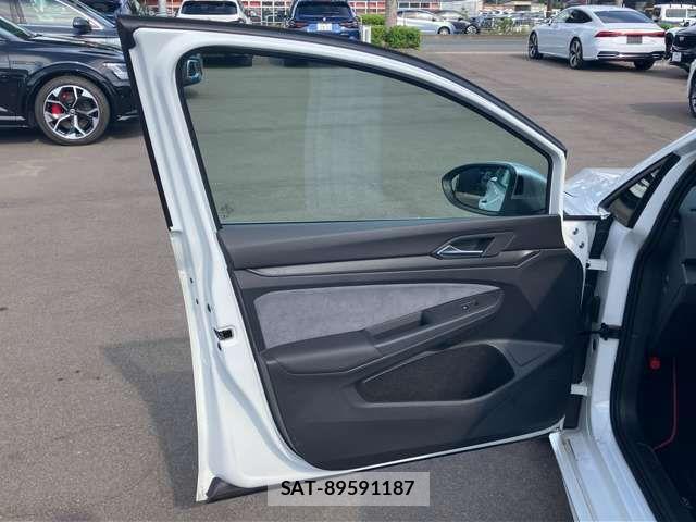 VolksWagen GOLF R VARIANT 2023-07 8211015-12