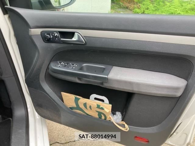 VolksWagen GOLF TOURAN 2010-06 7360473-13
