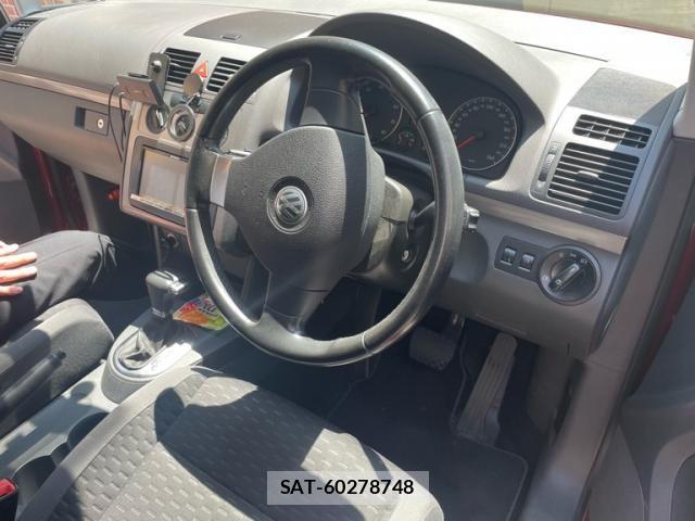 VolksWagen GOLF TOURAN 2010-05 8369739-17