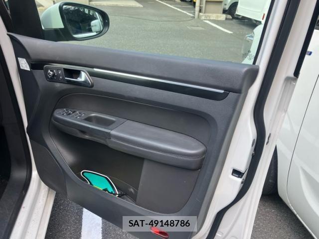 VolksWagen GOLF TOURAN 2011-10 8439104-12
