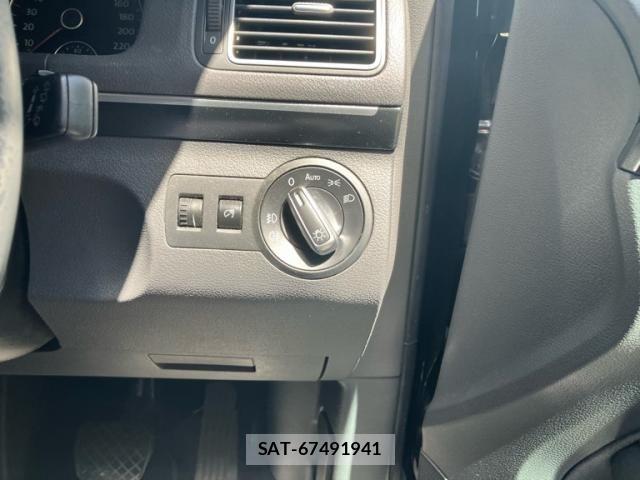 VolksWagen GOLF TOURAN 2013-06 8667142-19