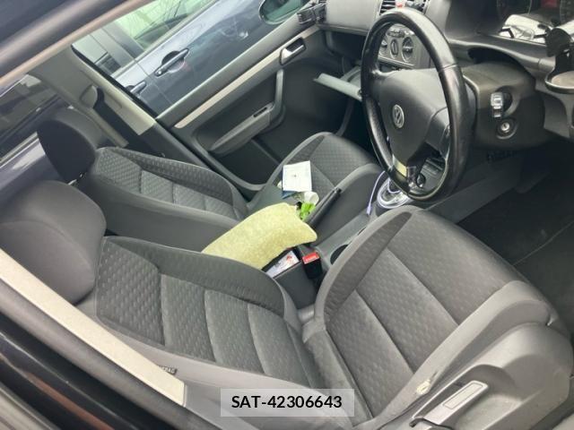 VolksWagen GOLF TOURAN 2010-05 8882974-12