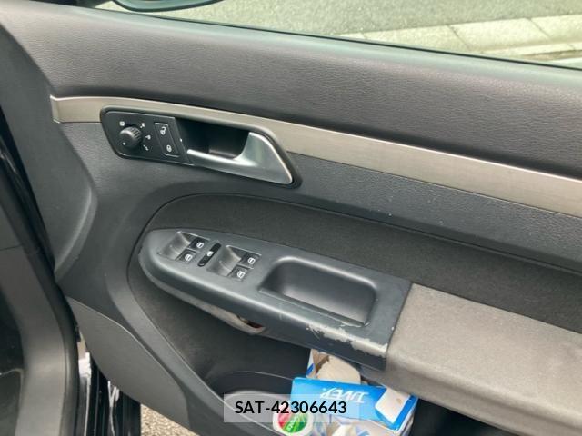 VolksWagen GOLF TOURAN 2010-05 8882974-13