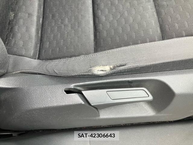 VolksWagen GOLF TOURAN 2010-05 8882974-15
