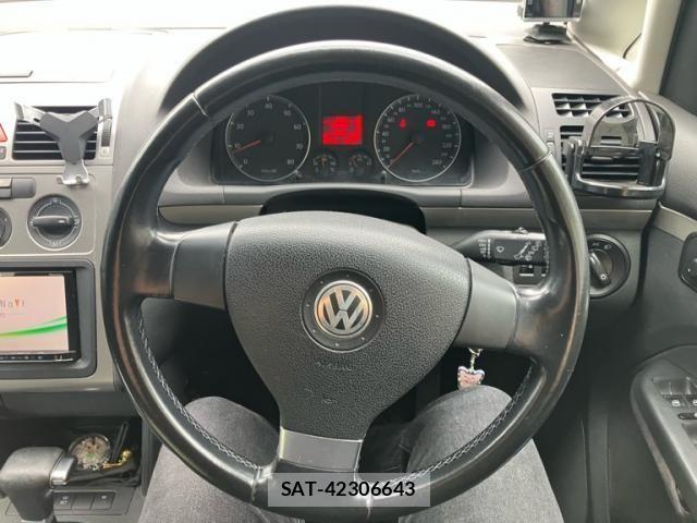 VolksWagen GOLF TOURAN 2010-05 8882974-17