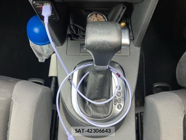 VolksWagen GOLF TOURAN 2010-05 8882974-21
