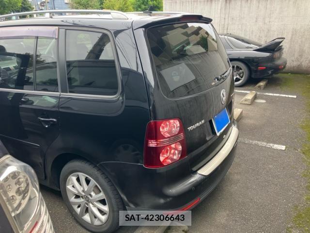 VolksWagen GOLF TOURAN 2010-05 8882974-3