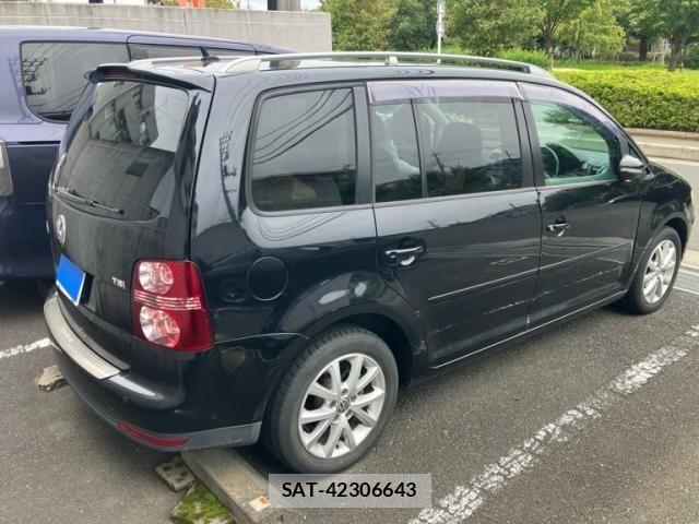 VolksWagen GOLF TOURAN 2010-05 8882974-4