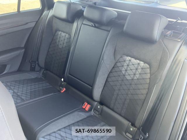 VolksWagen GOLF VARIANT 2026-03 8211018-12