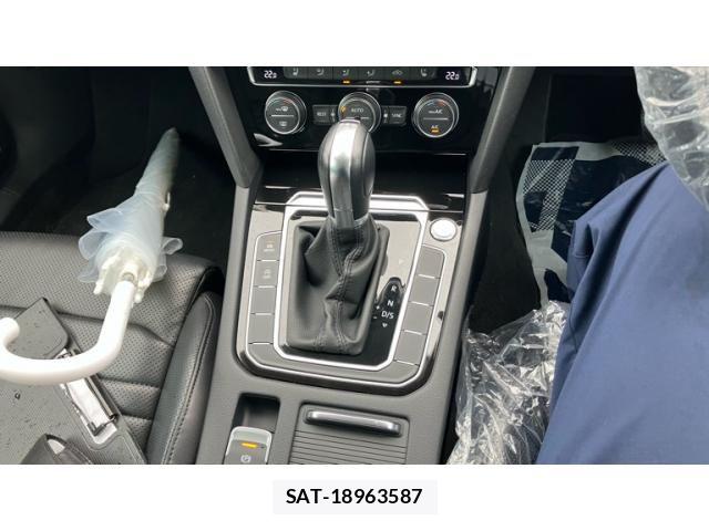 VolksWagen PASSAT VARIANT 2015-08 8832510-18