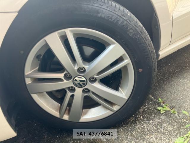 VolksWagen POLO 2014-06 8102733-8