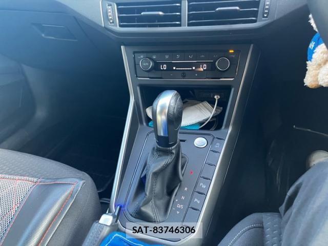 VolksWagen POLO 2021-09 8232415-24