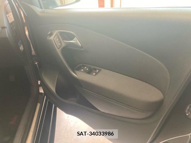 VolksWagen POLO 2014-01 8338514-17