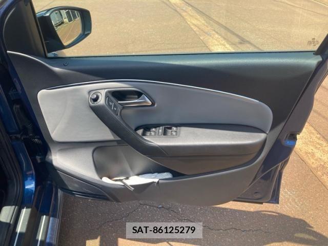 VolksWagen POLO 2015-08 8369755-17