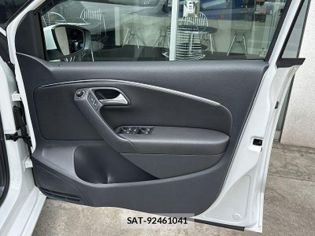 VolksWagen POLO 2016-05 8369750-17