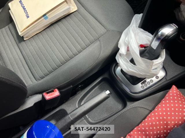 VolksWagen POLO 2012-03 8438945-13
