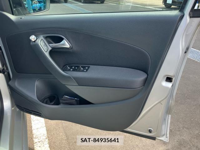 VolksWagen POLO 2010-08 8564108-9