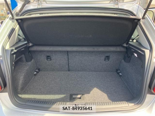 VolksWagen POLO 2010-08 8564108-13
