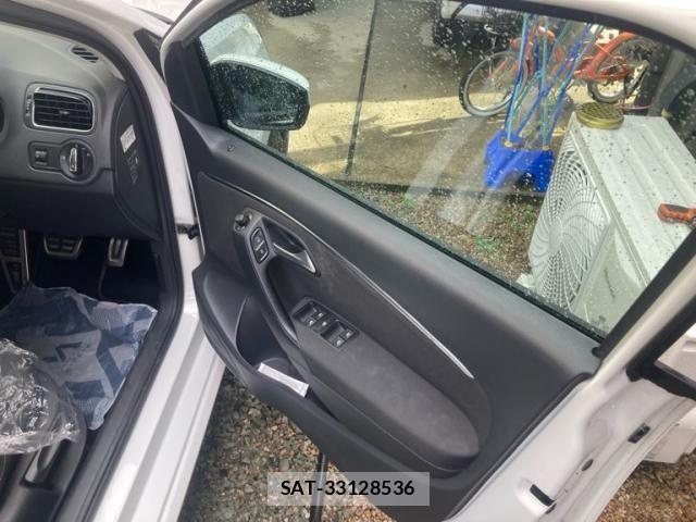 VolksWagen POLO 2014-08 8662425-5