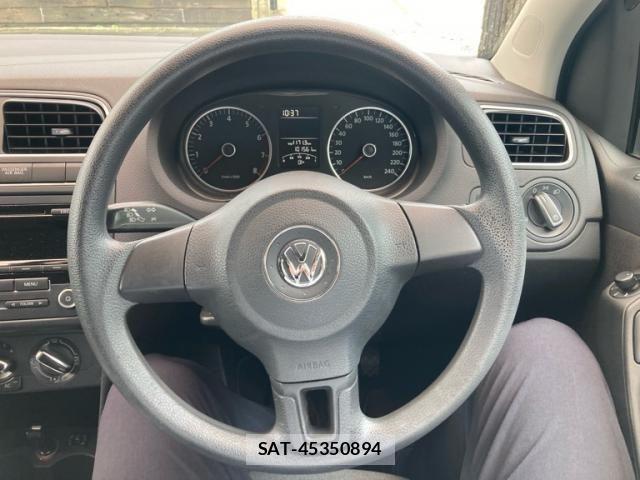 VolksWagen POLO 2011-12 8746877-11