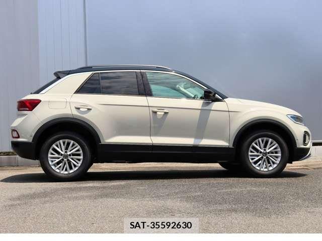 VolksWagen T-ROC 2026-03 8211037-6
