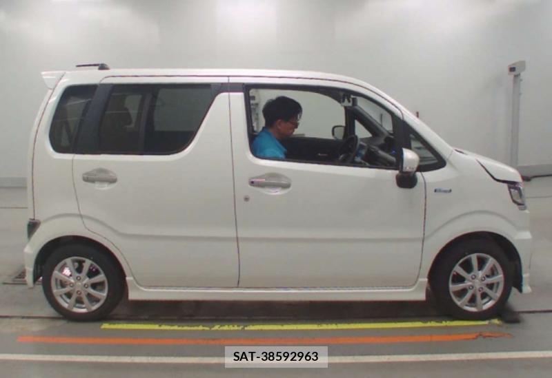 Suzuki WAGON R 2025-09 4568804-4
