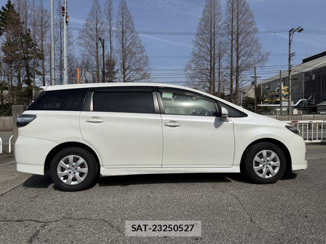 Toyota WISH 2013-04 6221346-5