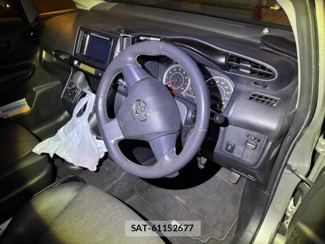 Toyota WISH 2010-08 7621492-11