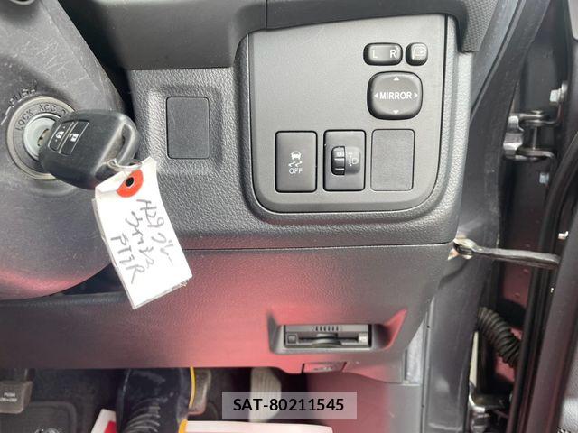 Toyota WISH 2017-06 8318228-8