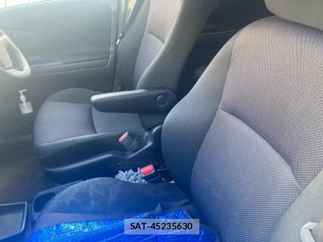 Toyota WISH 2013-06 8564175-6