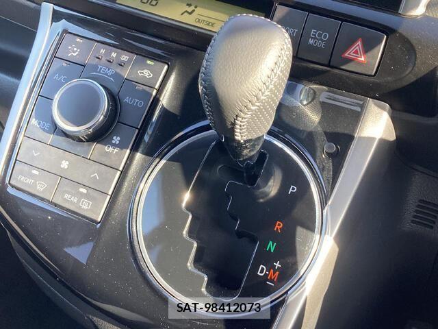 Toyota WISH 2013-10 8247226-11