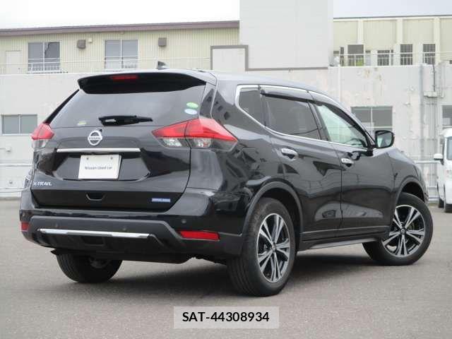 Nissan X-TRAIL 2018-03 8232527-1