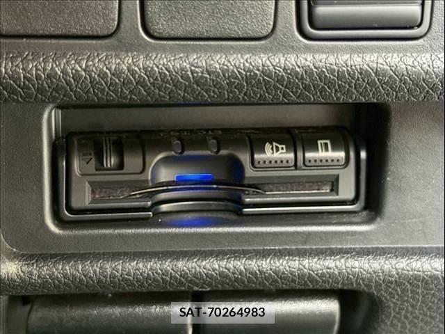 Nissan X-TRAIL HYBRID 2017-05 8039418-19