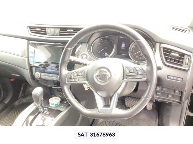 Nissan X-TRAIL HYBRID 2017-07 8232542-3